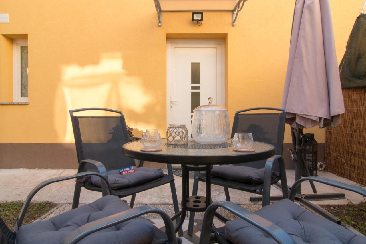 Moet With Garden Apartment Pula Exterior foto