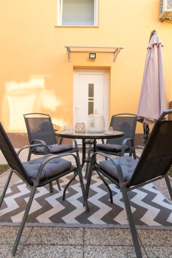 Moet With Garden Apartment Pula Exterior foto