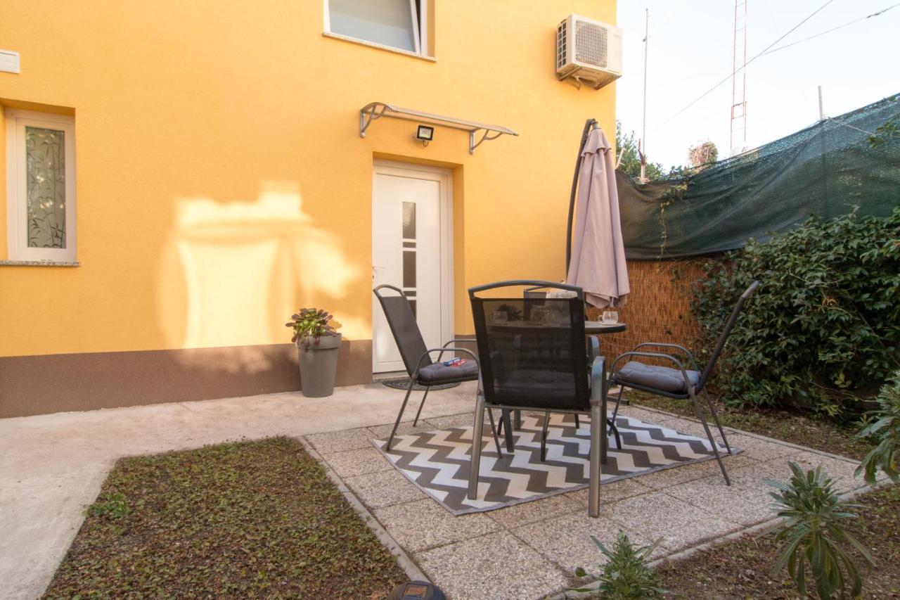 Moet With Garden Apartment Pula Exterior foto